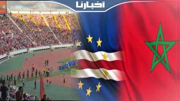 لحظة دخول لاعبي المنتخب الوطني والرأس الأخضر لأرضية الملعب